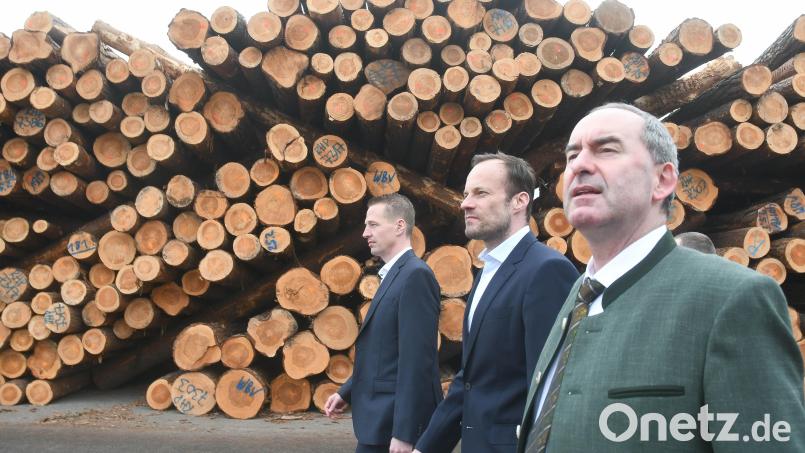 Wirtschaftsminister Hubert Aiwanger (rechts) besucht das ehemalige Ziegler-Sägerwerk auf der Betzenmühle bei Plößberg. Rettenmeier-Chef Stephan Lang (Mitte) führt ihn über das Gelände. Begleitet werden sie von Andreas Cordes, Geschäftsführer der Cordes GmbH, die wiederum die Rettenmeier Holding besitzt. Bild: Gabi Schönberger