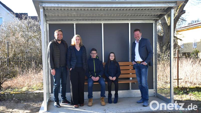 Der Freudenberger Bürgermeister Alwin Märkl (rechts) übergibt das neue Buswartehäuschen in Altenricht seiner Bestimmung. Mit dabei die Familie Ott, deren Kinder sich besonders über die Einrichtung freuen. Bild: sche