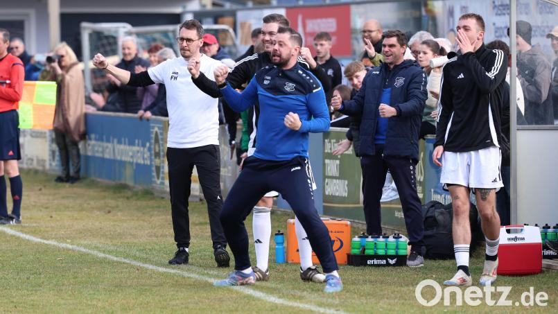 Großer Jubel herrschte rund um die Trainerbank der SpVgg Schirmitz nach dem 2:1-Siegtreffer gegen den TSV Eslarn. Bild: Dieter Jäschke