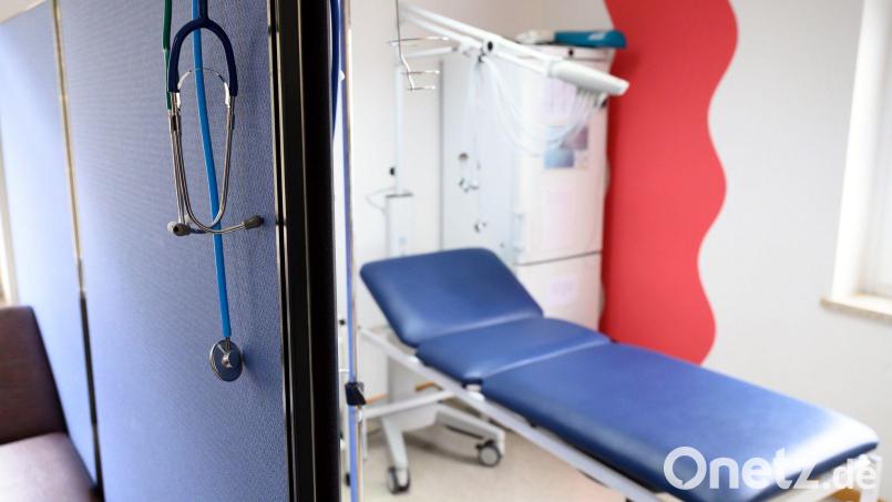 Viele Hausarztpraxen sind im Landkreis Tirschenreuth in Gefahr. In den nächsten fünf Jahren werden fast 40 Prozent der Hausärzte das Rentenalter erreicht haben. Symbolbild: Sebastian Kahnert/dpa-Zentralbild/dpa