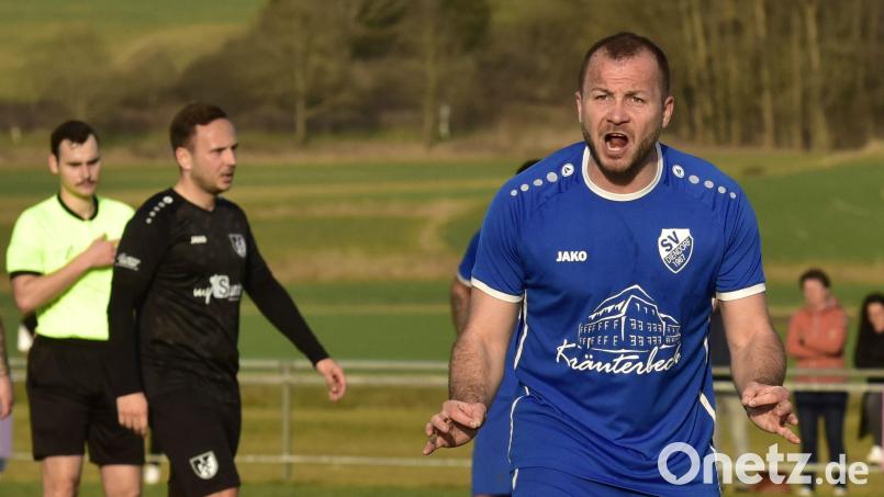 Diendorfs Spielertrainer (rechts) Sebastian Ring beschwert sich beim Schiri-Assistenten. Die SV-Spieler waren mit einigen Entscheidungen nicht einverstanden. Bild: ham