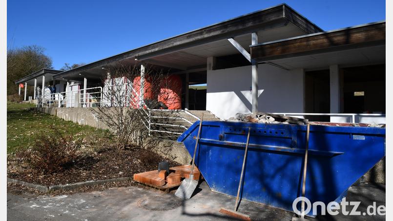 Noch ist das Eingangsgebäude des Freibads Freudenberg eine Baustelle. Die Gemeinde hofft aber, die Sanierungsarbeiten bis zum Beginn der Badesaison abschließen zu können. Bild: sche
