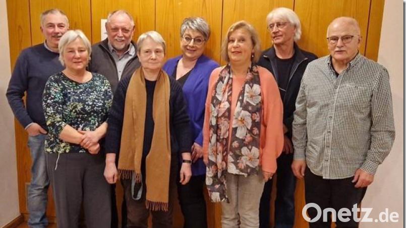 Die Vorstandschaft des GCJZ Weiden hat sich neu formiert. Bild von links: Vorsitzender (jüdisch) Werner Friedmann, Schriftführerin Constanze Schöner, Vorsitzender (katholisch) Pfarrer Alfons Forster, Beisitzerin Edith Lang, Beisitzerin Astrid Wieland, Beisitzerin Marina Jurowetzkaja, Vorsitzender (evangelisch) Matthias Langer und Schatzmeister Franz Häring.
Bild) Helmut Schöner. Bild: Helmut Schöner
