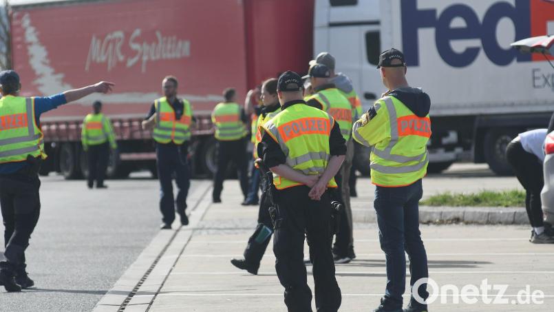Über 50 Polizeibeamte arbeiten beim oberpfalzweiten Kontrolltag an der Großkontrollstelle auf dem Parkplatz &quot;Stocker Holz Süd&quot;. Bild: Gabi Schönberger