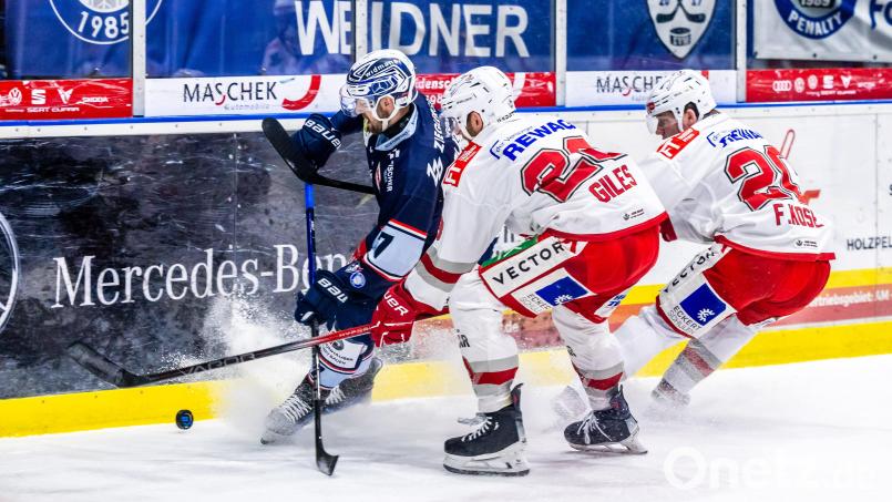 Regensburg, was ist bloß los? Der Vorjahresmeister (weiße Trikots, Szene aus dem Spiel gegen die Blue Devils) verliert das Play-down-Duell gegen die Eispiraten Crimmitschau und muss nun in einer alles entscheidenden Serie gegen die Selber Wölfe ran. Bild: Tobias Neubert