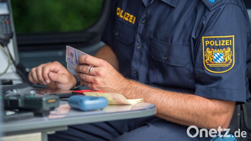 Ein Mann bekommt von der Waidhauser Grenzpolizei mehrere Anzeigen, unter anderem wegen Drogenbesitzes. Symbolbild: Lino Mirgeler/dpa
