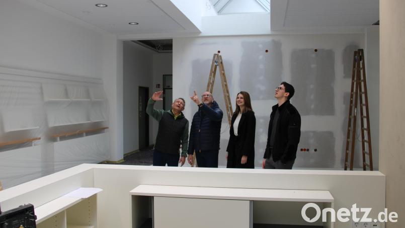 Bernhard Spachtholz, Helmut Kick, Cassandra Bscherer und Aaron Kapornyai (von links) machen sich in der Baustelle ein Bild über den Stand der Umbauarbeiten. Bereits Ende April zieht hier das THZ ein. Bild: prh