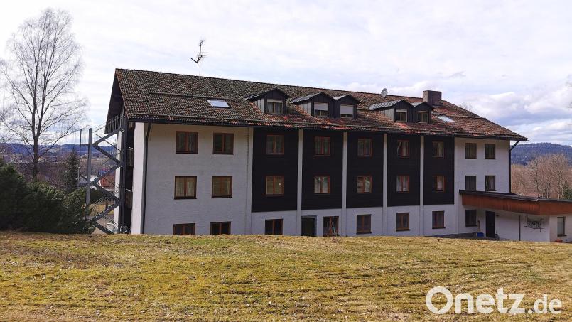 Im ehemaligen &quot;Hotel Drechselberg&quot; am Ortsrand von Schönsee werden die ersten Asylbewerber frühestens ab Mitte des Jahres einziehen. Aktuell hat die Regierung der Oberpfalz als Mieter noch Renovierungsarbeiten laufen. Bild: Portner