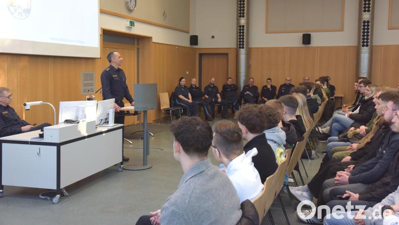 Der Seminarleiter, Erster Polizeihauptkommissar Martin Spieß, begrüßte die 99 angehenden Polizeibeamten und Polizeibeamtinnen. Bild: Polizeiobermeister Kindl, VII. Bereitschaftspolizeiabteilung, 79. Ausbildungsseminar/exb