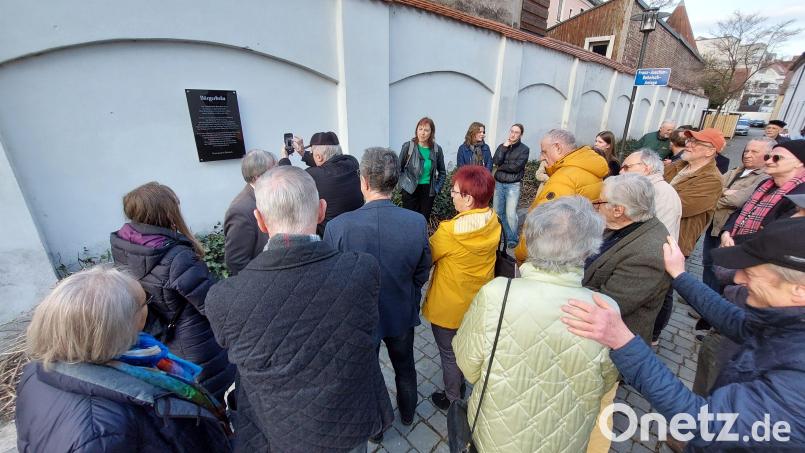 Einige Menschen kamen zur Enthüllung der Gedichttafel in Weiden. Bild: Kunz