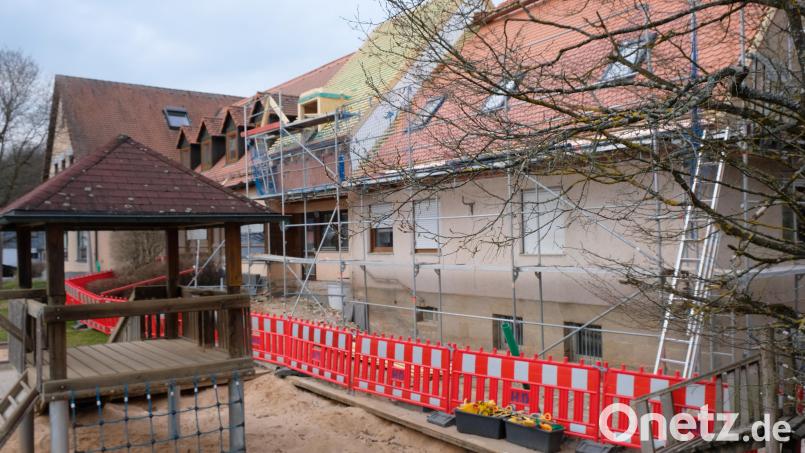 1,5 Millionen Euro investiert die Gemeinde in die Modernisierung der Kindertagesstätte. Die Bauarbeiten sind im vollen Gange. Damit verbunden ist ein vorübergehender Umzug von zwei Kita-Gruppen in das Gemeindezentrum. Bild: do