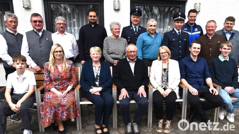 Auf den Sitzplätzen machen es sich Jubilar Herbert Vinzens (Vierter von links), Ehefrau Agnesina (links neben ihm), die Töchter Sybille (Zweite von links) und Carola (Dritte von rechts) sowie die Enkel Niels (links), Yannik (Zweiter von rechts) und Hendrik (rechts) gemütlich. Hinter ihnen stehen Bürgermeister Dieter Dehling (rechts), Pfarrvikar Yeruva (Vierter von links) und Vertreter der Vereine. Bild: no