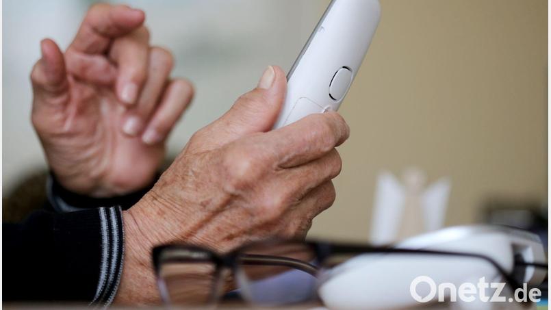 Senioren sind oft Leidtragende, aber nicht nur sie: Im Raum Amberg-Sulzbach melden sich derzeit per Telefon Betrüger bei Kunden der Amberger Stadtwerke, die sich als deren Mitarbeiter ausgeben. Symbolbild: Roland Weihrauch/dpa
