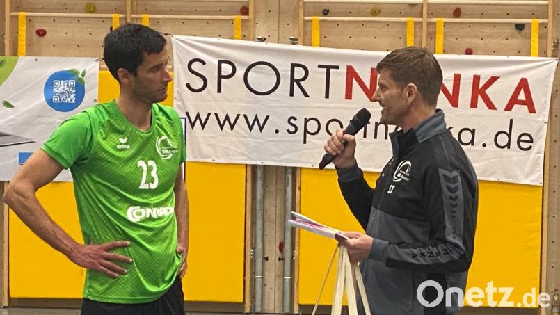 Zweiter Abteilungsleiter Tom Schaller verabschiedet den Trainer Bosko Novovic. Bild: gsp