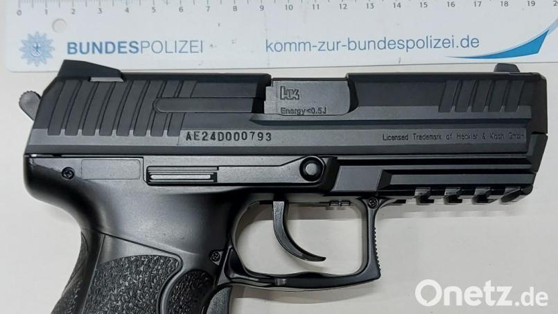 Täuschend echt: Der Polizist erkannte die Softair-Pistole vor allem am Gewicht. Bild: Bundespolizei