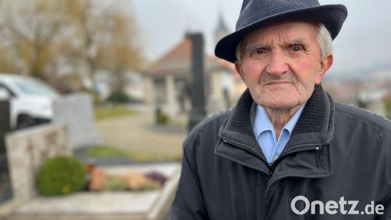 Alfred Jakob erlebt den evangelischen Friedhof nur mehr als Besucher. Über 50 Jahre lang hat er sich um die Anlagen gekümmert. Mit fast 97 Jahren hat er sich den Ruhestand nun redlich verdient. Bild: Gabi Schönberger