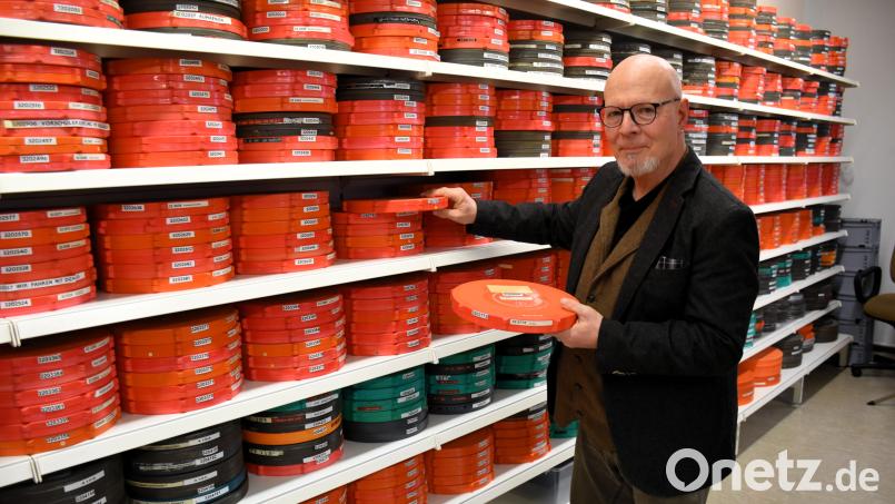 Martin Hauk, 66 Jahre alt und pensionierter Mittelschullehrer, hat das Kreismedienzentrum vor 20 Jahren übernommen. Die 16-Millimeter-Filme sind seine Schätzchen. Medientechnisch sind sie längst überholt. Heute leihen sich die Bildungseinrichtungen ihr Material bei ihm per Mausklick aus. Bild: ubb