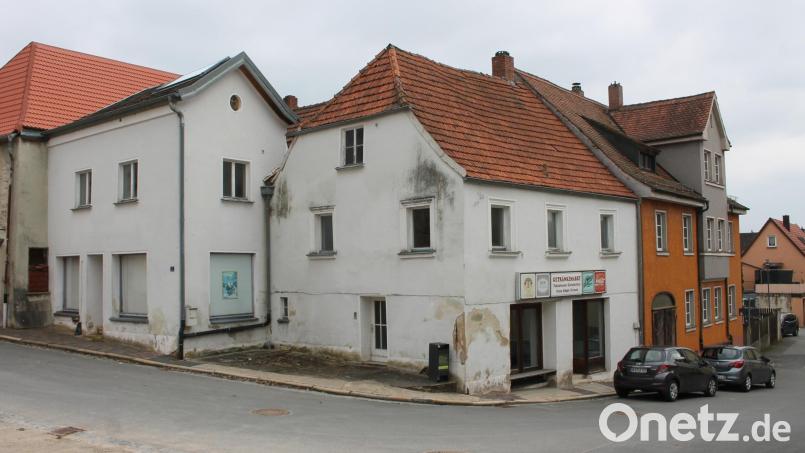 Im Doppelanwesen Reinwaldstraße 7 und dem straßenabwärts angrenzenden repräsentativen &quot;Rauchhaus&quot; will die Stadt Pressath ein Bürger- und Kulturzentrum einrichten. Der obere Bauteil des &quot;weißen Hauses&quot; (links) soll einem Neubau in historisierendem Stil weichen. Bild: bjp