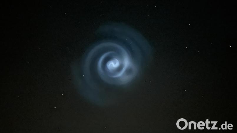 Das blaue Spiral-Licht war am Montagabend auch von Kohlberg aus zu sehen. Bild: Stephan Bodensteiner