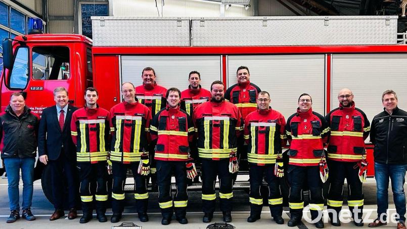 Bürgermeister Stefan Braun übergibt zusammen mit Ralf Herbold von der Firma Watex und Michael Pleyer von der Firma Jahn die neuen Schutzanzüge an die Feuerwehr Kastl. Bild: Fabian Nemetschek
