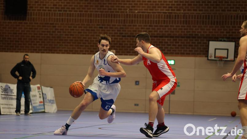 Marc Deinlein (links, Szene aus einem früheren Spiel) am Ball. Gegen den TG Pfauen Würzburg mussten die Weiden SEC Baskets eine Niederlage einstecken. Archivbild: Dieter Jäschke
