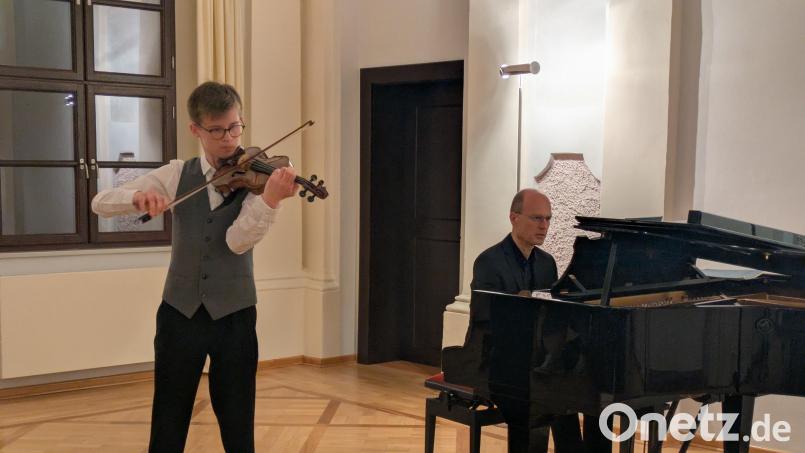Auf dem &quot;Podium für junge Künstler&quot; des Waldsassener Kammermusikkreises stand am Samstag im Harmoniesaal Clemens Reißenweber mit seiner Violine. Vater Marcus Reißenweber begleitete am Flügel. Bild: pz