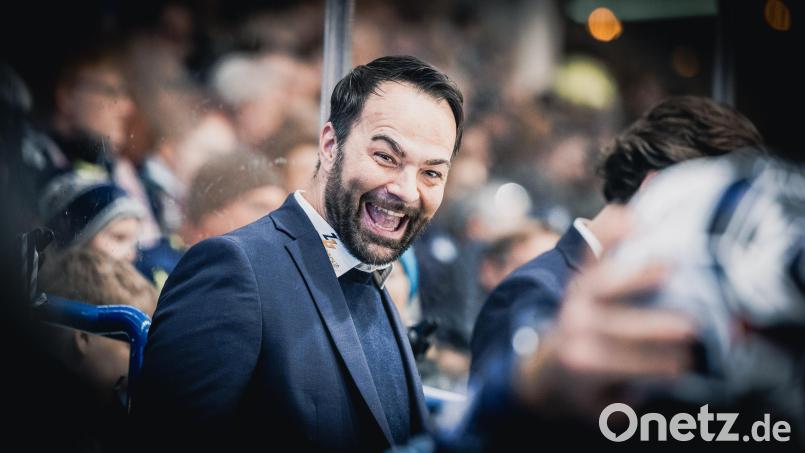 Blue-Devils-Trainer Sebastian Buchwieser wird am kommenden Montag erneut zu Gast sein bei einer Live-Folge des Podcasts &quot;Powerplay&quot; im Verlagsgebäude von Oberpfalz-Medien. Bild: Tobias Neubert