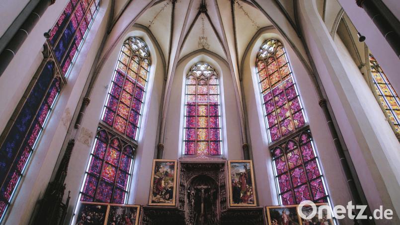 Für die neuen Kirchenfenster von St. Nicolai in Kalkar lieferte die Glashütte Lamberts in Waldsassen das Antikglas. Bild:  Karl-Martin Hartmann/exb
