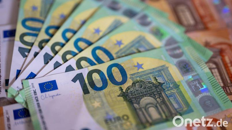 15.000 Euro in bar können dank einer ehrlichen Finderin ihren Weg zurück an die Eigentümerin übergeben werden. Symbolbild: Monika Skolimowska/dpa