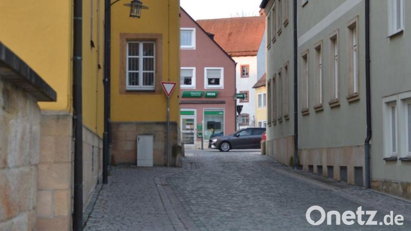 Entlang des Polizeigebäudes entstehen zwei Parkplätze im Bereich der Trautenbergstraße. Bild: ak