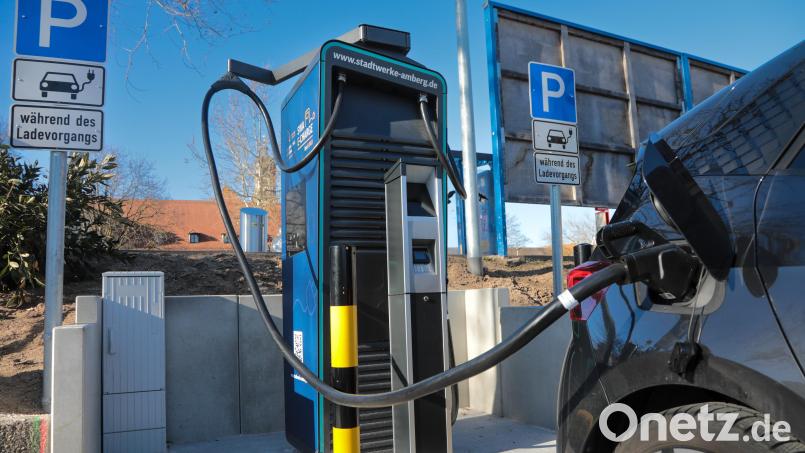Die Stadtwerke haben eine Schnellladesäule für E-Autos beim Kurfürstenbad errichtet. Dafür wurden Mitarbeiter-Parkplätze &quot;umfunktioniert&quot;. Bild: Wolfgang Steinbacher