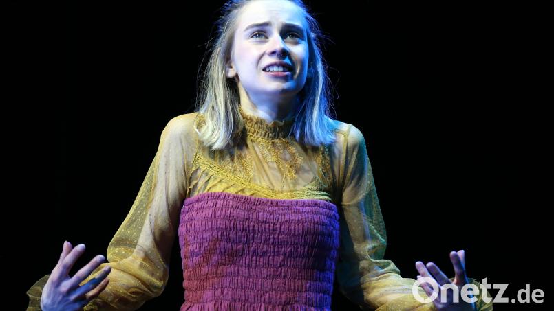 Als Miranda, Tochter eines zaubermächtigen Herzogs, überzeugte Annalena Egerer das Publikum auf der Bühne des Amberger Stadttheaters. Dort spielte das AMsemble eine moderne Bearbeitung des Shakespeare-Stücks „Der Sturm“ (6. und 13. Mai.2023). Archivbild: Bernd Müller