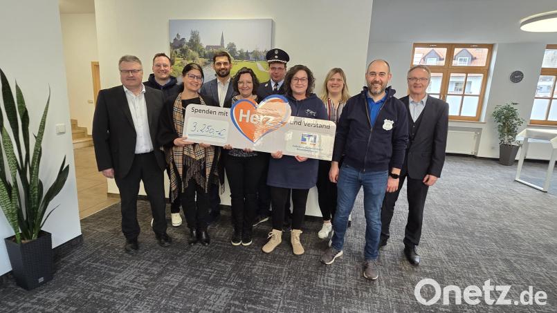 Zur Scheckübergabe trafen sich (von links) Geschäftsstellenleiter Wolfgang Meister, Michael Bauer (FSV), Inge Dick (Grundschule Falkenberg), Individualkundenbetreuer Andreas Schuller, Christine Meiler (Katholischer Kindergarten St. Rita), Stefan Mayerhöfer (Feuerwehr Gumpen), Kathrin Zölch (Johanniter-Kinderkrippe „Waldnaabzwerge“), Veronika Höcht (Blaskapelle Falkenberg), Ralf Fürnrohr (FSV) und Regionalmarktleiter Harald Zottmeier. Bild: Rita Schmidkonz/exb