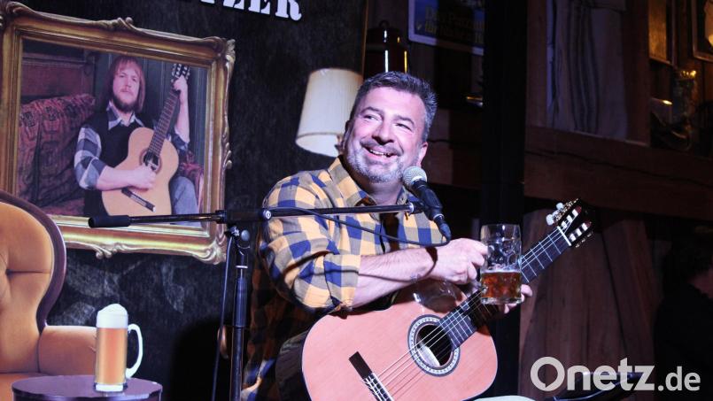 Fredl Fesl ist das Idol von Gery Gerspitzer. Er bringt die Lieder des niederbayerischen Barden authentisch zu Gehör. Bild: Isabel Stahlhut/exb