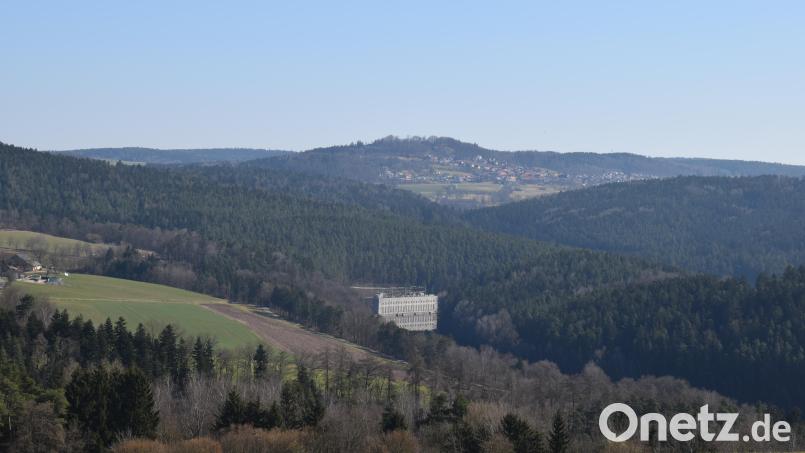 Auf den beiden Höhenzügen östlich des Kraftwerks Reisach soll der Windpark Trausnitz entstehen. Im Hintergrund ist der Markt Tännesberg zu sehen. Bild: bnr