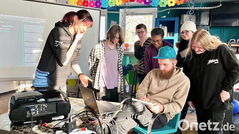Pädagogin Denise Schatzkowski (links) und Spieleentwickler Laurin Muth (sitzend) arbeiten einmal wöchentlich mit einer Gruppe Jugendlicher an dem Computerspiel &quot;Digitales Weiden&quot;. Bild: Gabi Schönberger