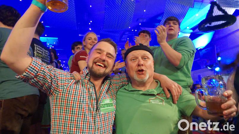 Süffiges Bier und fetzige Musik - mehr braucht&#039;s nicht zum Feiern. Bild: Renate Völkl