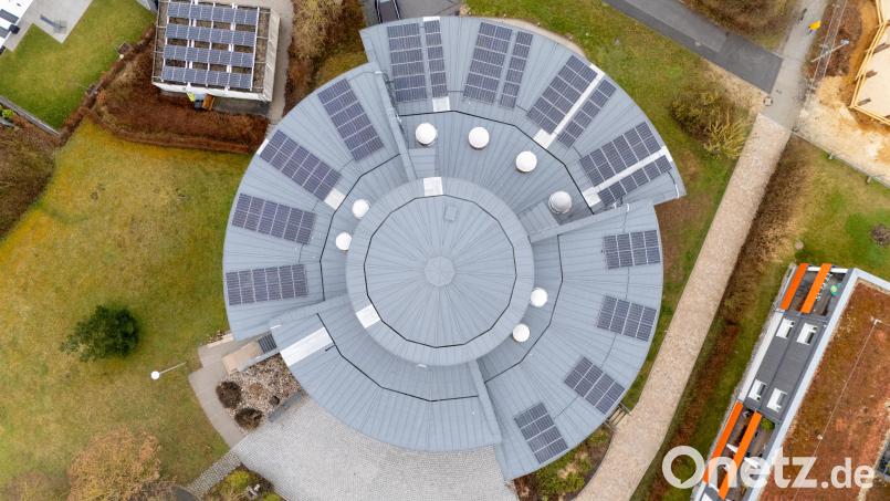 So schön kann&#039;s aussehen, wenn ein Rathaus Solarstrom produziert: Das Kümmersbrucker Rathaus mit seiner ungewöhnlichen runden Form hat jetzt auf seinem Dach eine Photovoltaikanlage. Bild: Hans Bernreuther