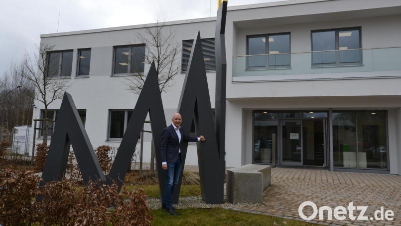 Bernd Büsching bleibt der Kewog länger als geplant erhalten. Hier steht er vor dem Kunstwerk, das vor dem Firmensitz in Tirschenreuth die Aufwärtsentwicklung des Unternehmens symbolisiert. Bild: as