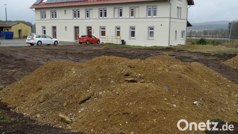 Die Gemeinde Fensterbach lässt ein ihr gehörendes Grundstück vor dem Freihölser Bahnhof planieren und mit Erdmaterial auffüllen. Ob dort ein Kinderspielplatz entstehen kann, hängt von einem völlig unverständlichen Mitspracherecht der Deutschen Bahn ab. Bild: Houschka