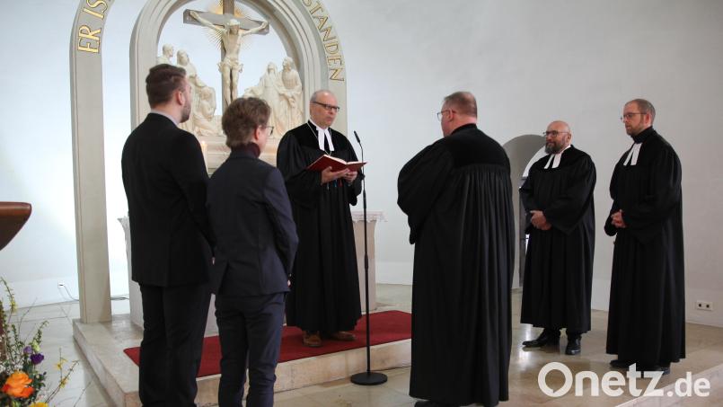 Im Beisein der Assistierenden führte Dekan Thomas Guba (Dritter von links) den neuen Erbendorfer Pfarrer Thomas Berthold (Vierter von links) in sein neues Amt ein. Bild: fks