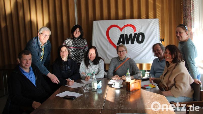Künftig wird ein Leitungs-Team das &quot;KulturCafé Vielfalt&quot; das Programm gestalten. Unterstützt wird es von einem Helfer-Kreis, zu dem unter anderem auch Marion Riebl-Schäffler (stehend, rechts) und Franz Witt (stehend, links) gehören. Die bisherige Leiterin Elena Popova (stehend, Mitte) muss die Leitung abgeben. Bild: prh