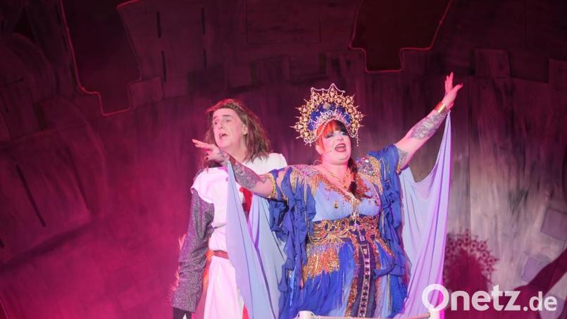 Szene aus &quot;Spamalot&quot;: Die Fee aus dem See (Stephanie Meier) rekrutiert Dennis Galahad (Michael Walker) als Ritter der Tafelrunde Bild: Florian Wein/exb