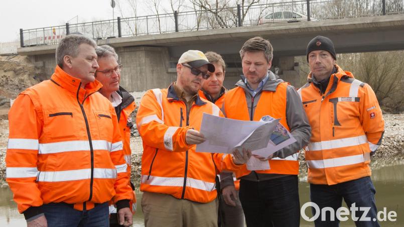 Bauoberrrat Hannes Neudam (Dritter von links) erläutert Bürgermeister Peter Neumeier (Zweiter von rechts) den Fortgang der Brückenarbeiten zusammen mit den Vertretern der Baufirma hinsichtlich der erforderlichen Sperrungen. Bild: Bäumler
