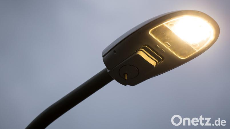 Das Symbolbild zeigt eine LED-Straßenlampe – ähnliche Exemplare finden bei der Straßenbeleuchtung in Mitterteich Verwendung. Symbolbild: Fabian Sommer/dpa
