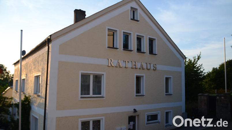 Der Gemeinderat Kastl hat mehrheitlich entschieden, dass der Erste Bürgermeister künftig ab 2026 hauptamtlich als Beamter auf Zeit Dienst im Kastler Rathaus leistet. Bild: ak