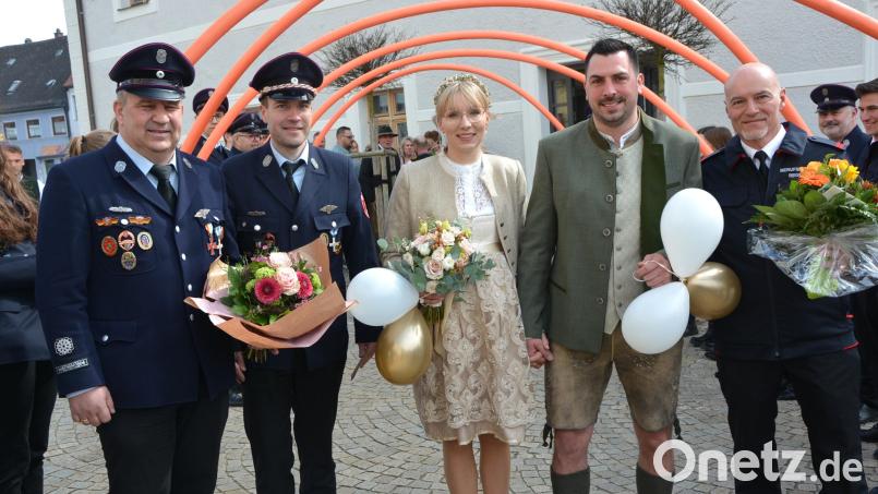 Ganz in Tracht heirateten am Samstagvormittag Linda Schwägerl und Andreas Kraus im Historischen Rathaus in Mitterteich. Christian Kempf und Vorsitzender Christian Grillmeier (von links) gratulierten für die Feuerwehr Mitterteich. Max Merkl (rechts) überbrachte die Glückwünsche der Berufsfeuerwehr Regensburg. Bild: jr