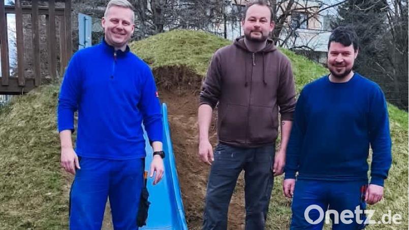 Die Mitorganisatoren der Dorfweihnacht nach getaner Arbeit an der neuen Rutsche. Bild: lei