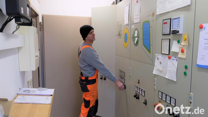 Die Abwasserentsorgung wird immer aufwändiger, anspruchsvoller und damit teurer, sagt Klärwärter und zweiter Bürgermeister Roland Hörl. Deshalb sei auch ein weniger an Regenfracht für die Kläranlage und damit verbunden für die Abwasserreinigung von Vorteil. Bild: do