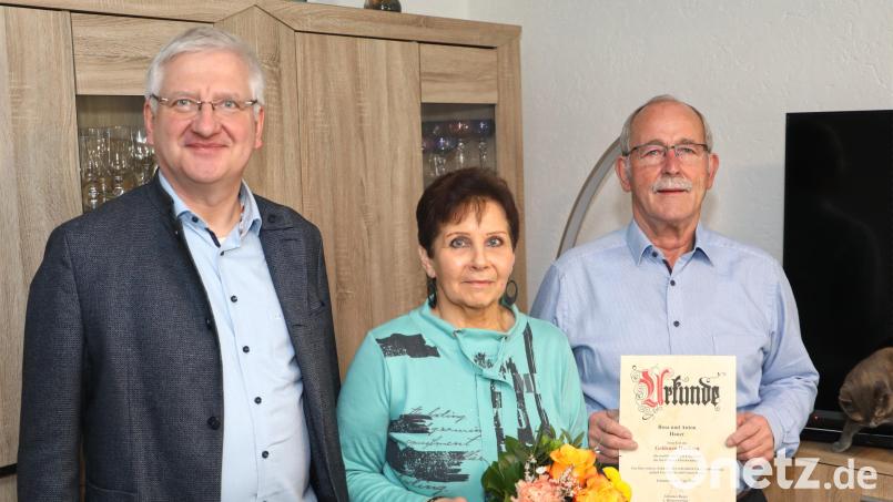 Rosi und Anton Hauer feierten Goldene Hochzeit. Dazu gratulierte auch Bürgermeister Johannes Reger (links). Bild: njn